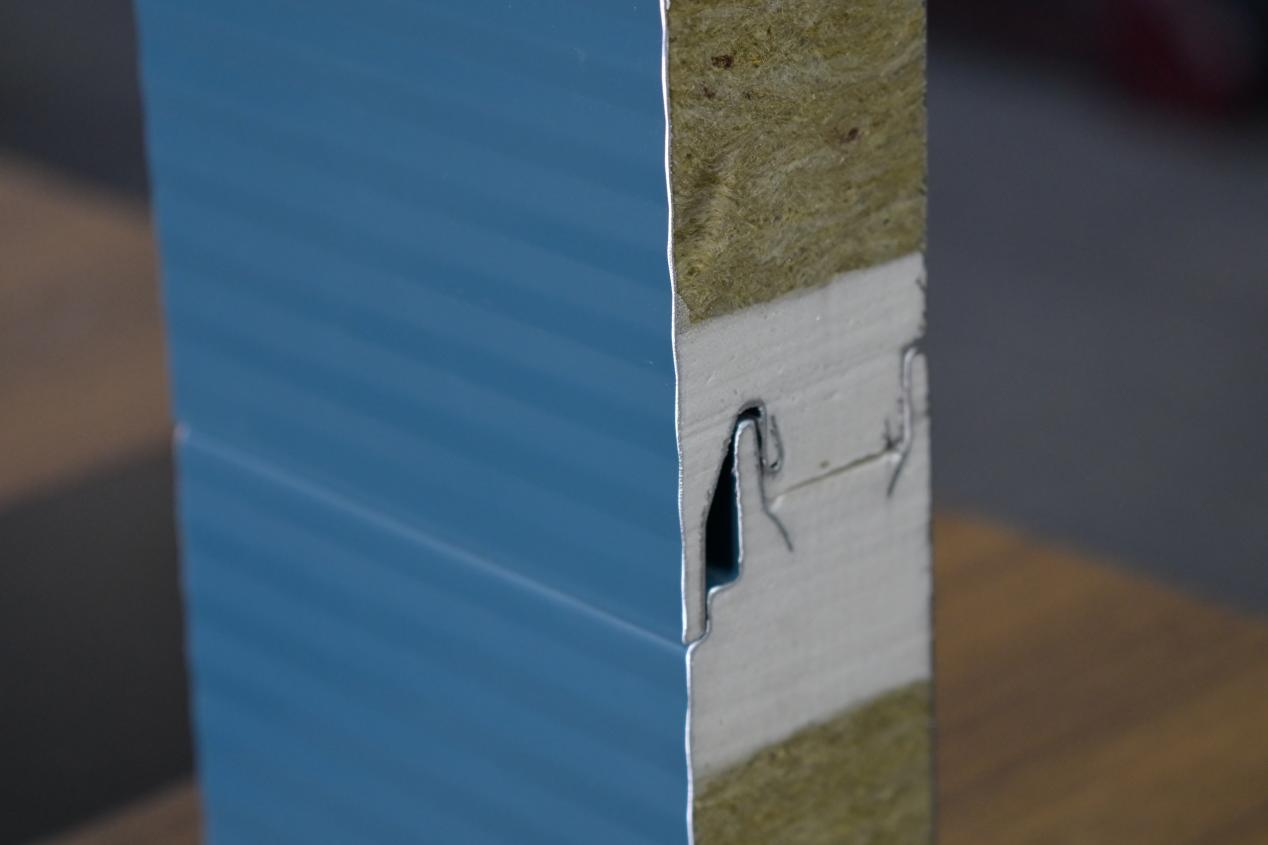 彩鋼巖棉夾芯板:打造高效節(jié)能的建筑新選擇(圖2) 彩鋼巖棉夾芯板:打造高效節(jié)能的建筑新選擇(圖2)