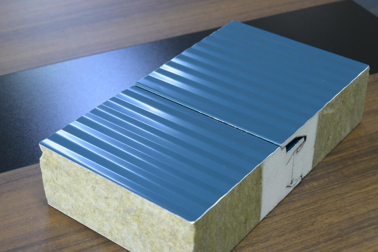 彩鋼巖棉夾芯板:打造高效節(jié)能的建筑新選擇(圖3) 彩鋼巖棉夾芯板:打造高效節(jié)能的建筑新選擇(圖3)