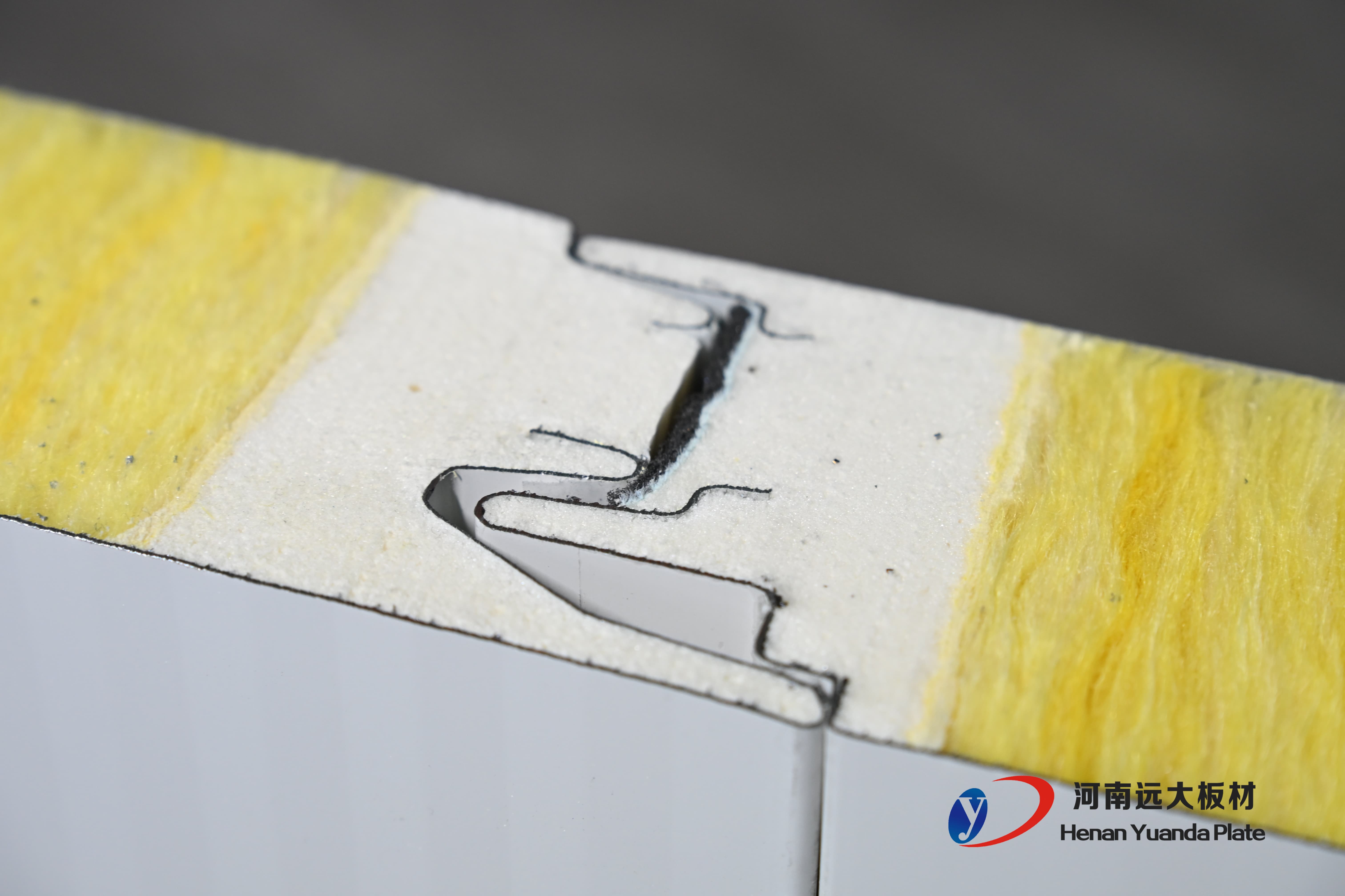 聚氨酯封邊玻璃絲棉夾芯板：遠(yuǎn)大板材打造A級(jí)防火節(jié)能新標(biāo)桿！(圖2)
