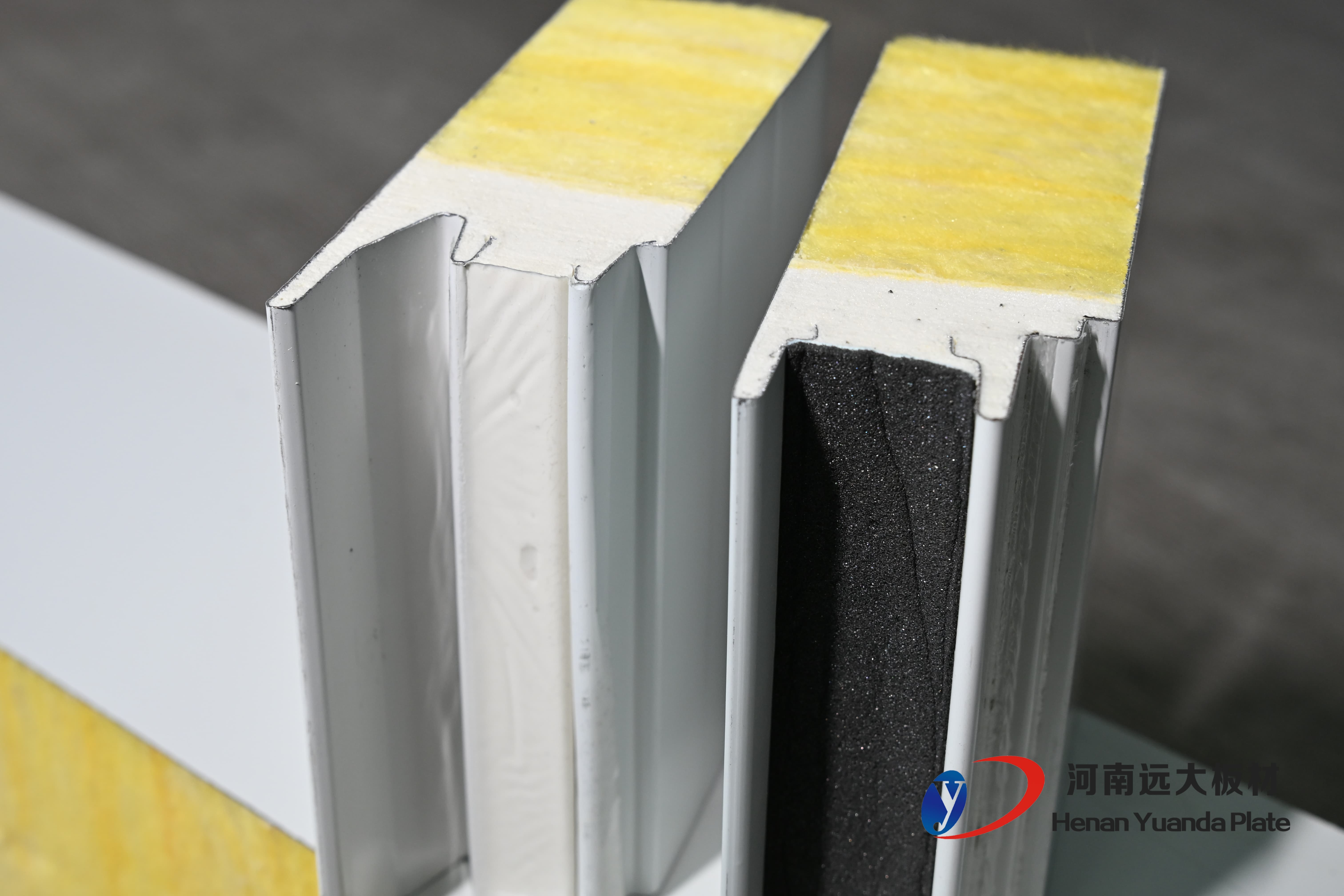 聚氨酯封邊玻璃絲棉夾芯板：遠(yuǎn)大板材打造A級(jí)防火節(jié)能新標(biāo)桿！(圖3)