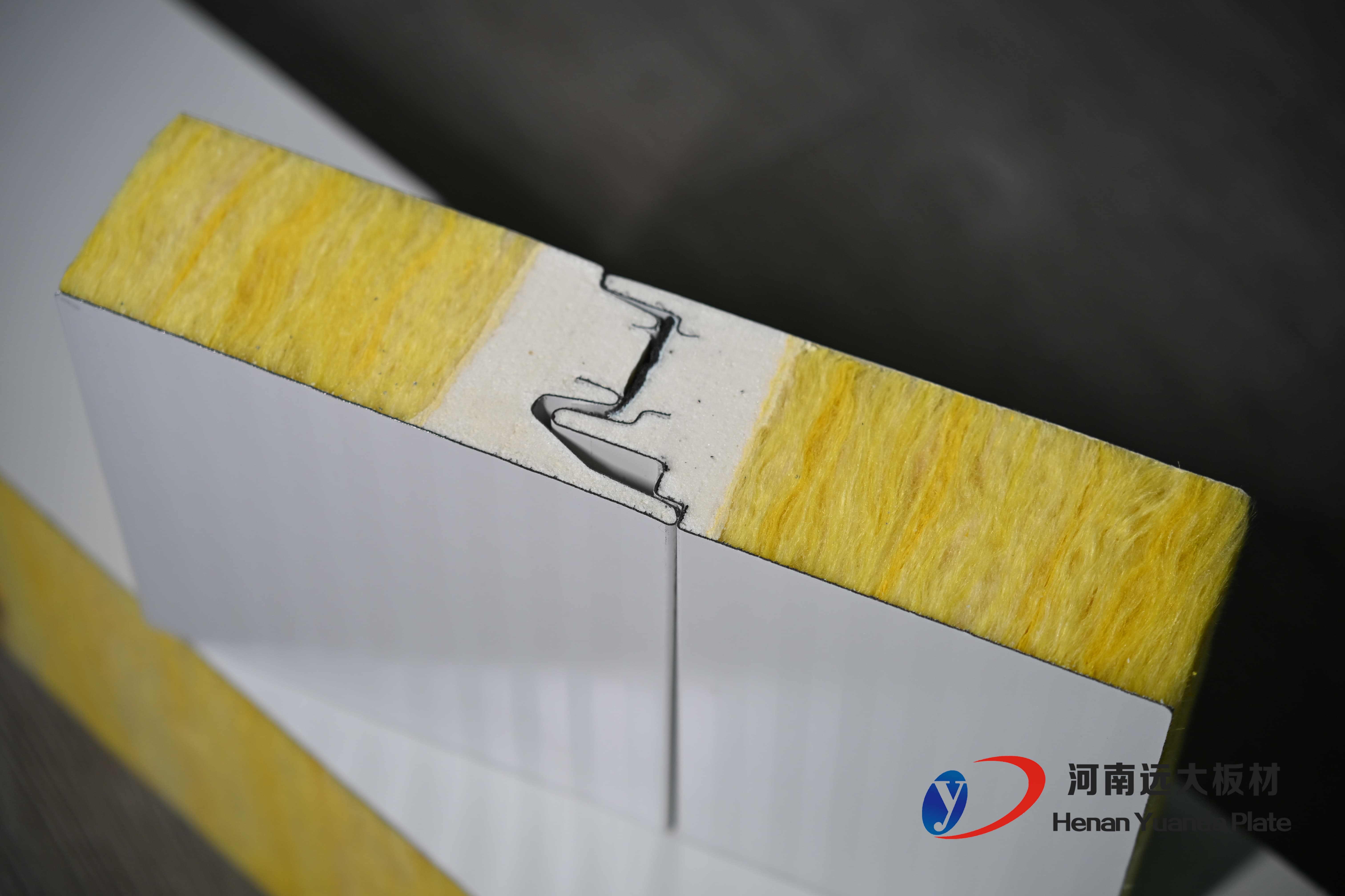 聚氨酯封邊玻璃絲棉夾芯板：遠大板材打造A級防火節(jié)能新標(biāo)桿！