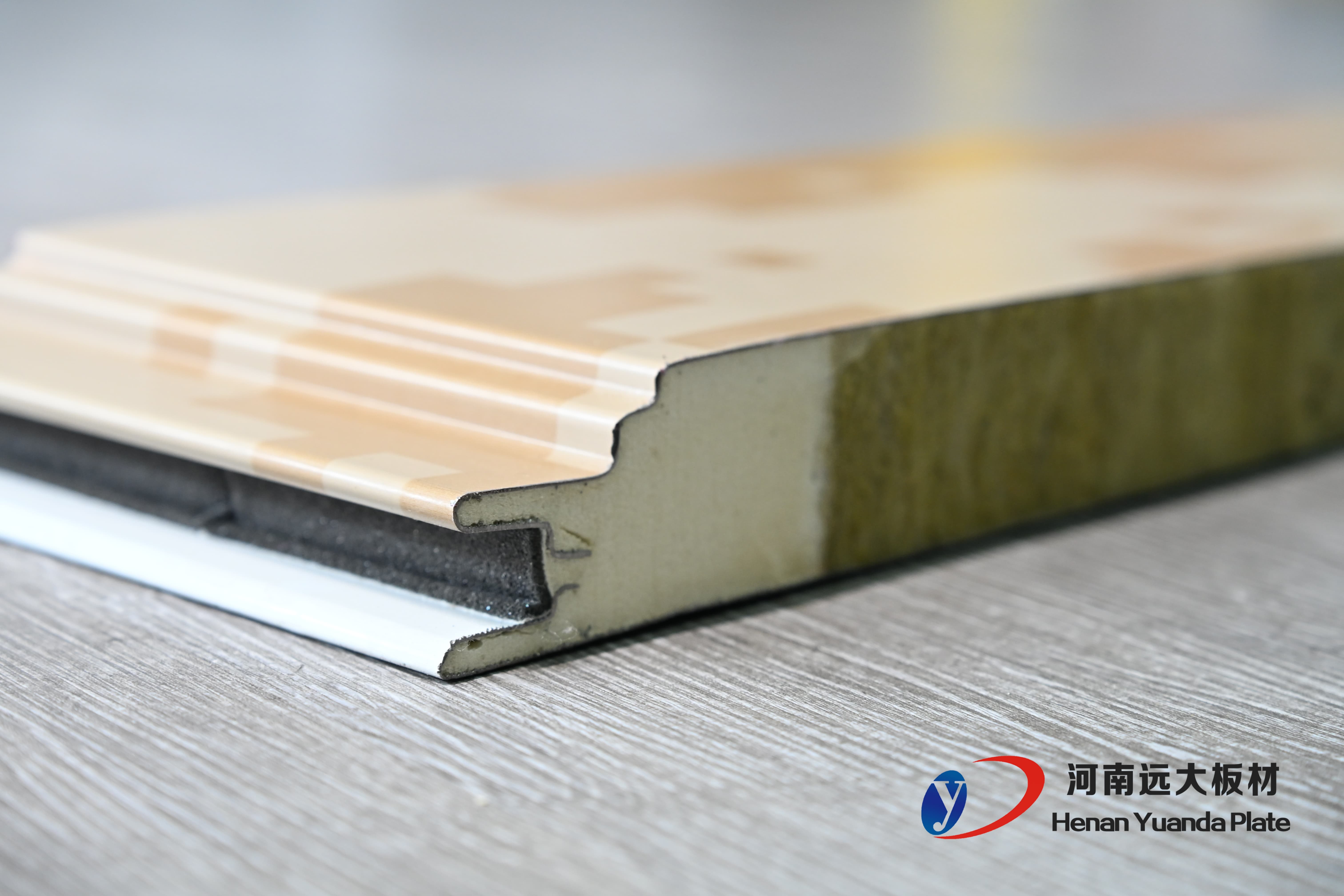 聚氨酯夾芯板一平方多少錢？2025年最新價格與性能全解析(圖2)