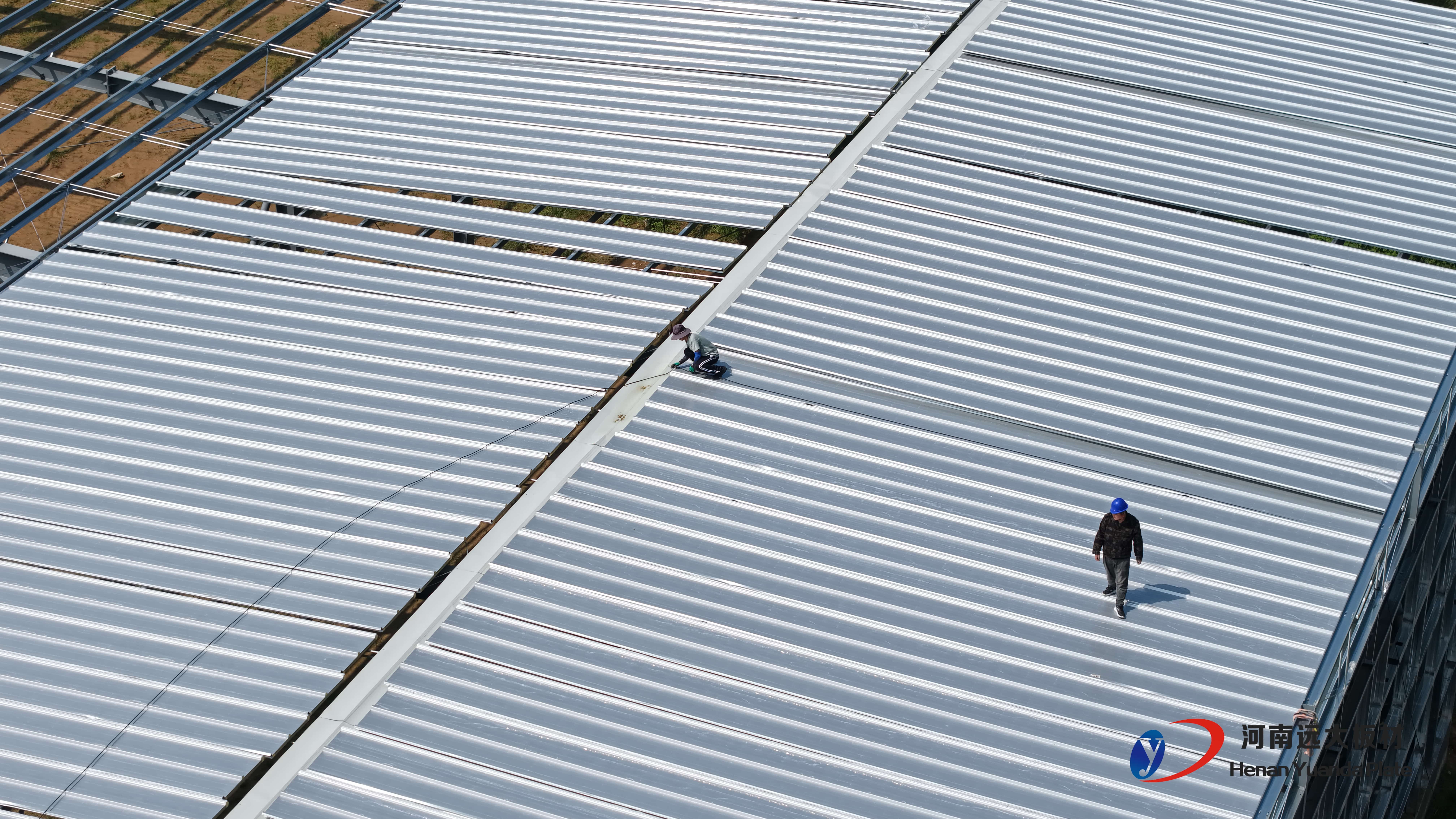 聚氨酯夾芯板和巖棉夾芯板哪個好？主要區(qū)別與選擇指南