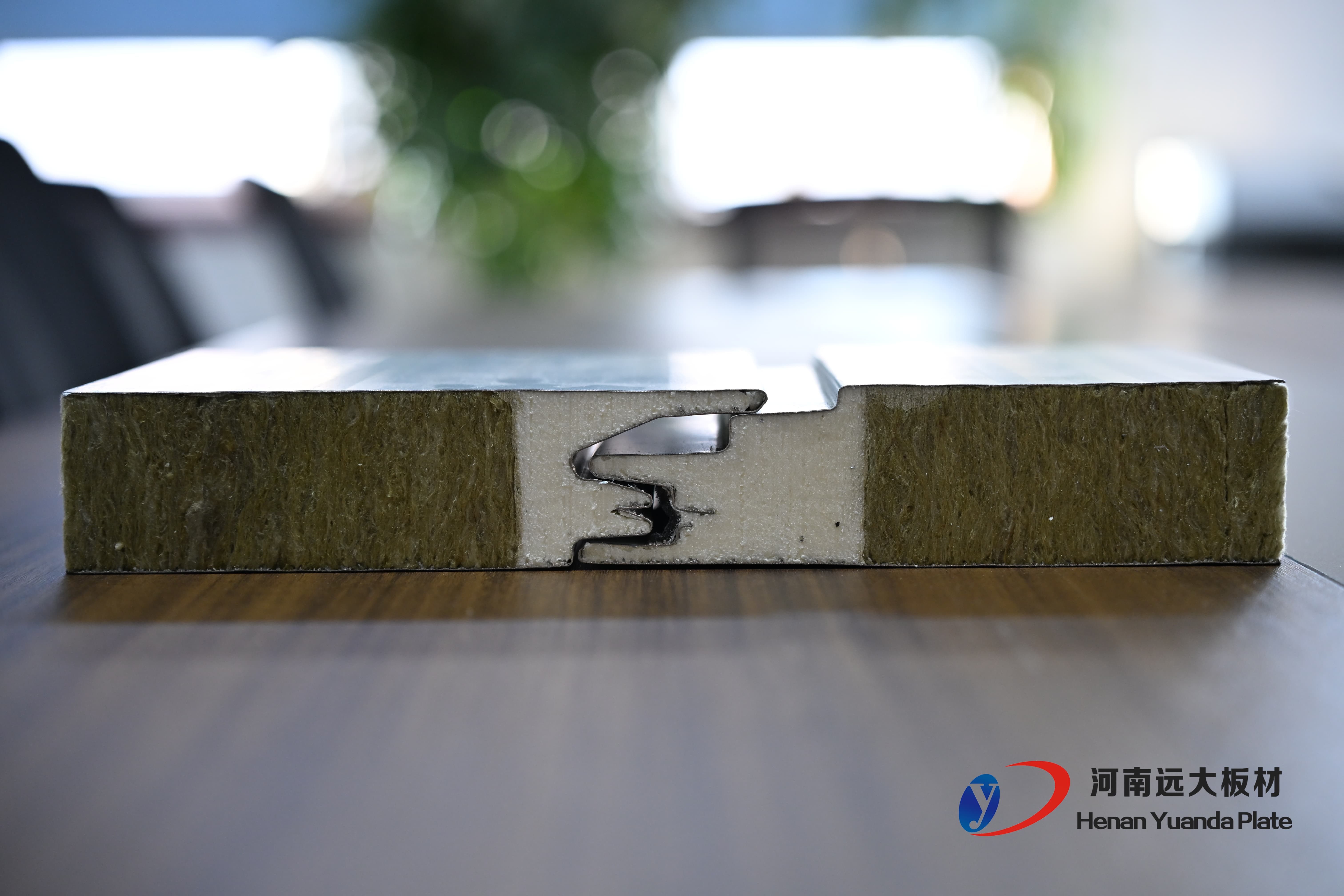 聚氨酯封邊巖棉夾芯板為何成為高端建筑保溫優(yōu)選材料？(圖1)