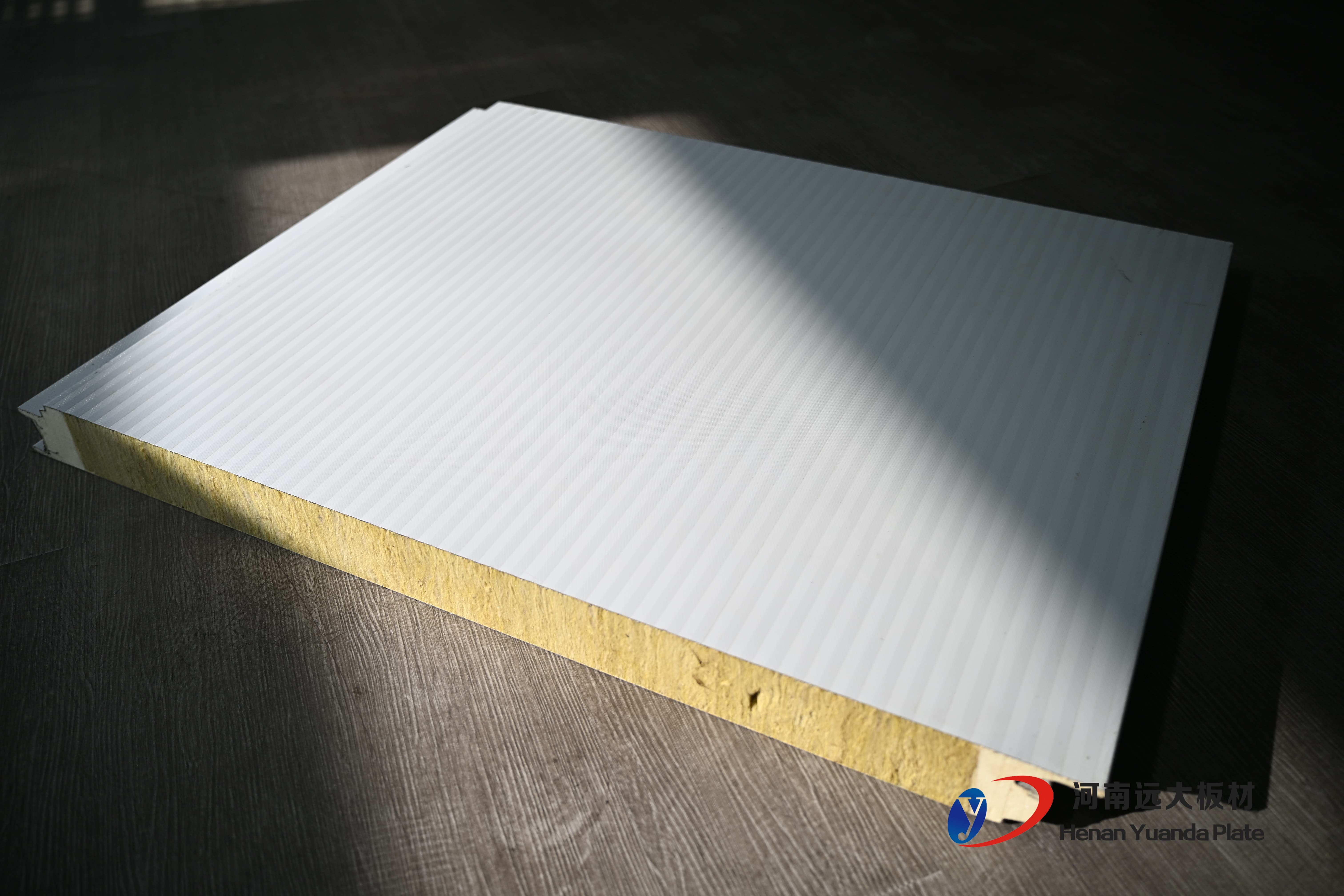 解決傳統(tǒng)巖棉板痛點！河南遠大聚氨酯封邊巖棉板為建筑外墻注入“強心劑”