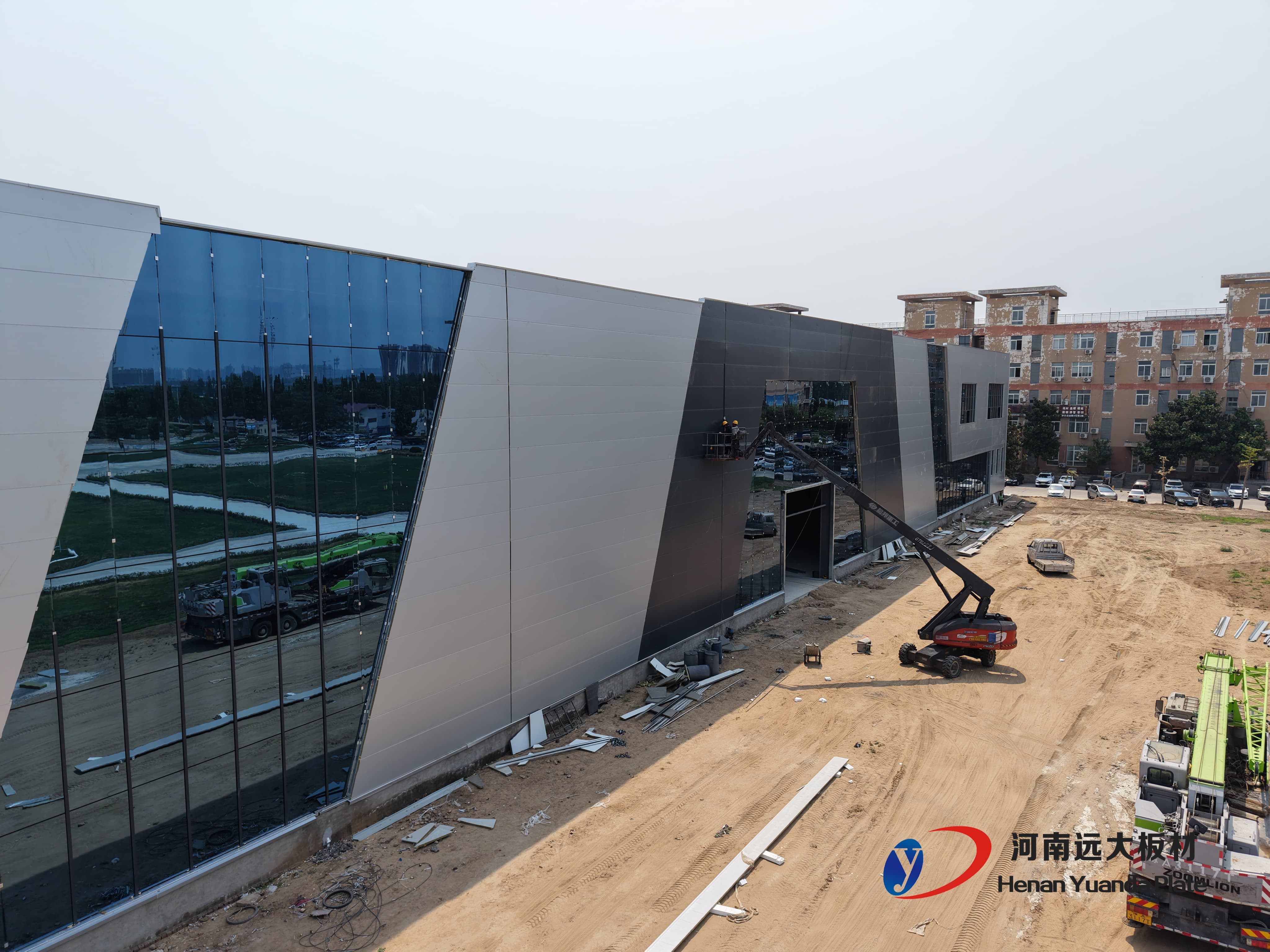 傳統(tǒng)板材VS聚氨酯夾芯板：在建筑效率與能耗上，差距竟然這么大！(圖1)