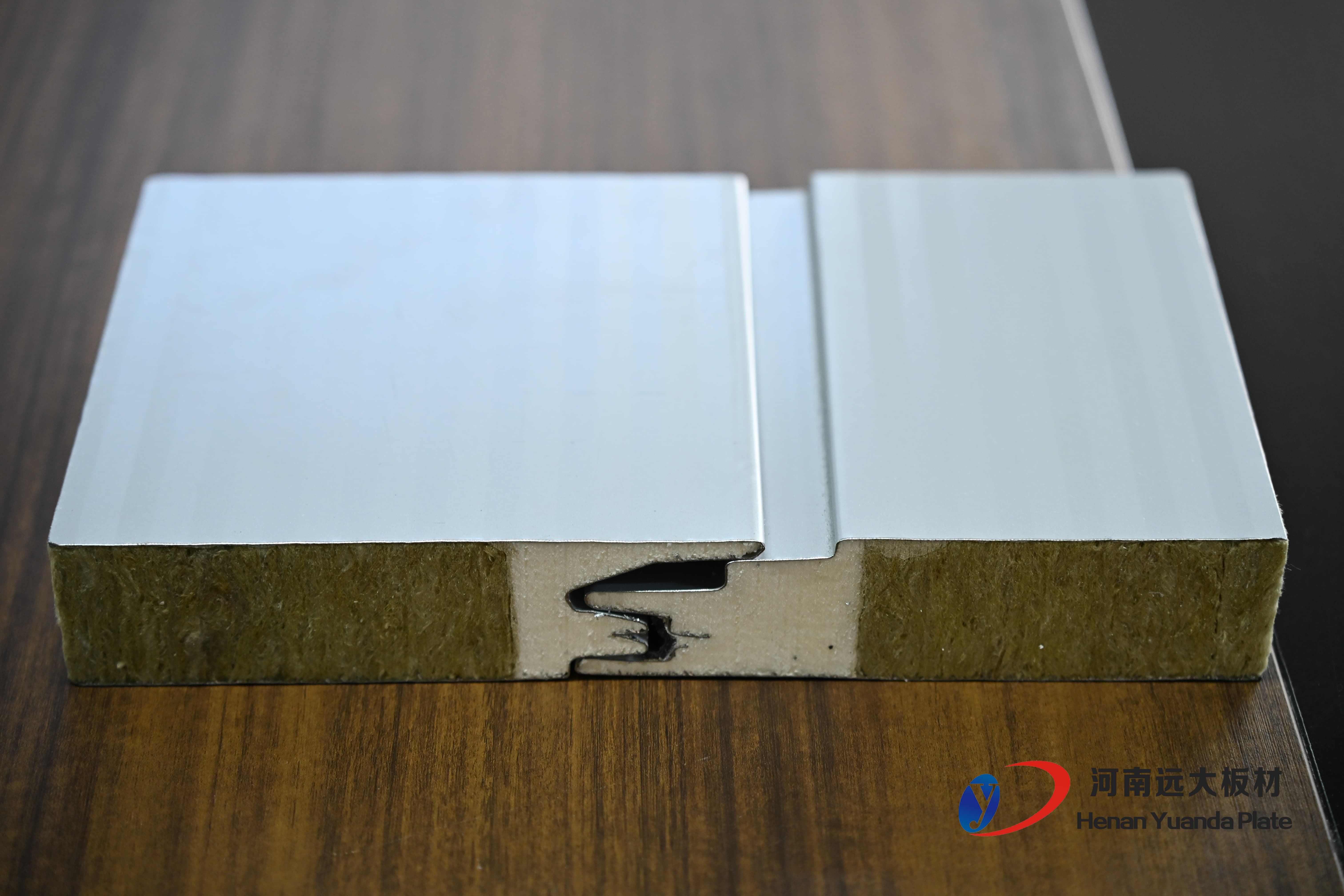 資深工程顧問揭秘：大型項(xiàng)目為何必選聚氨酯封邊巖棉板？(圖1)