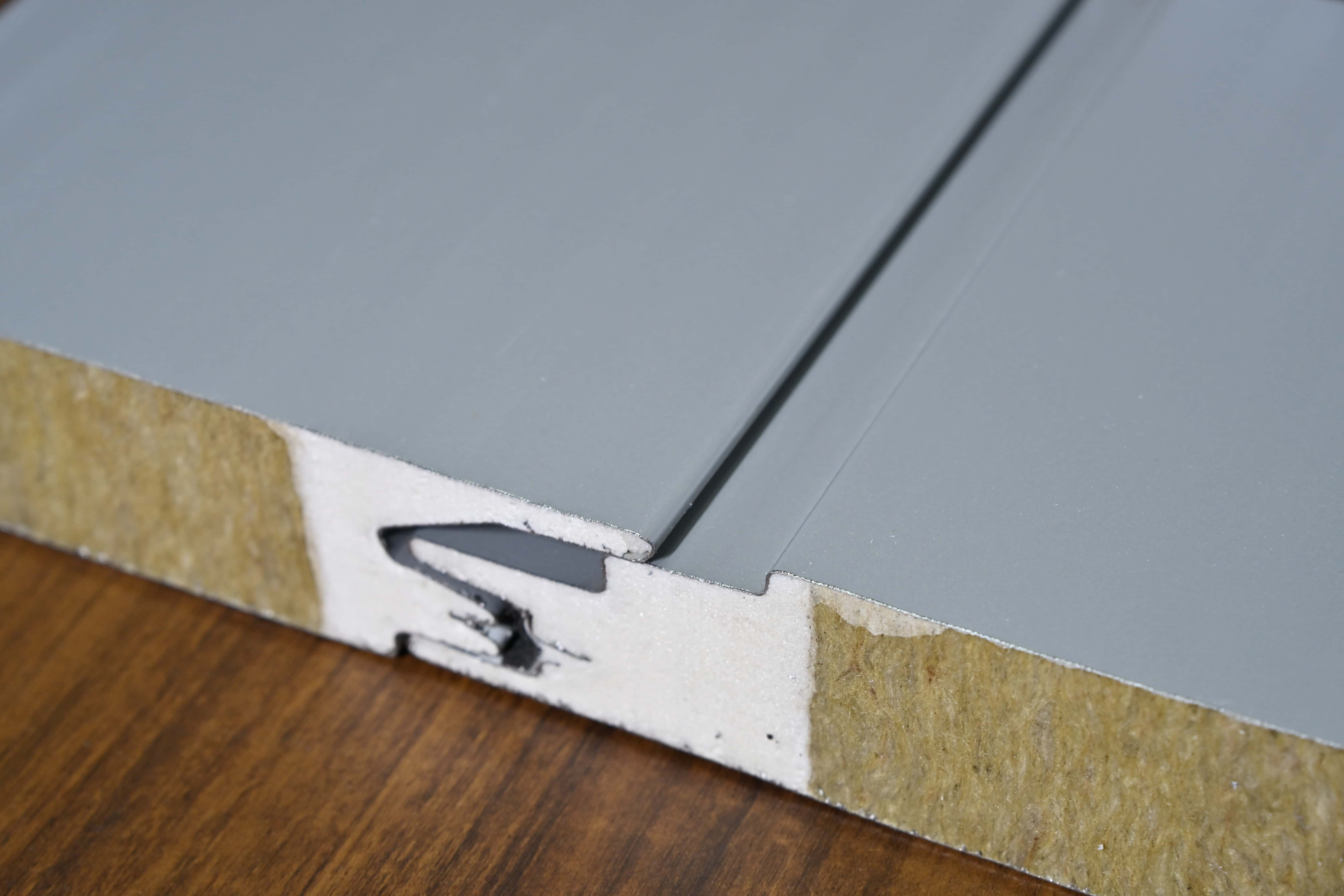 工業(yè)廠房預(yù)算告急？聚氨酯夾芯板快速安裝，幫你輕松省錢！ 時間就是金錢，速度就是效益！(圖1)