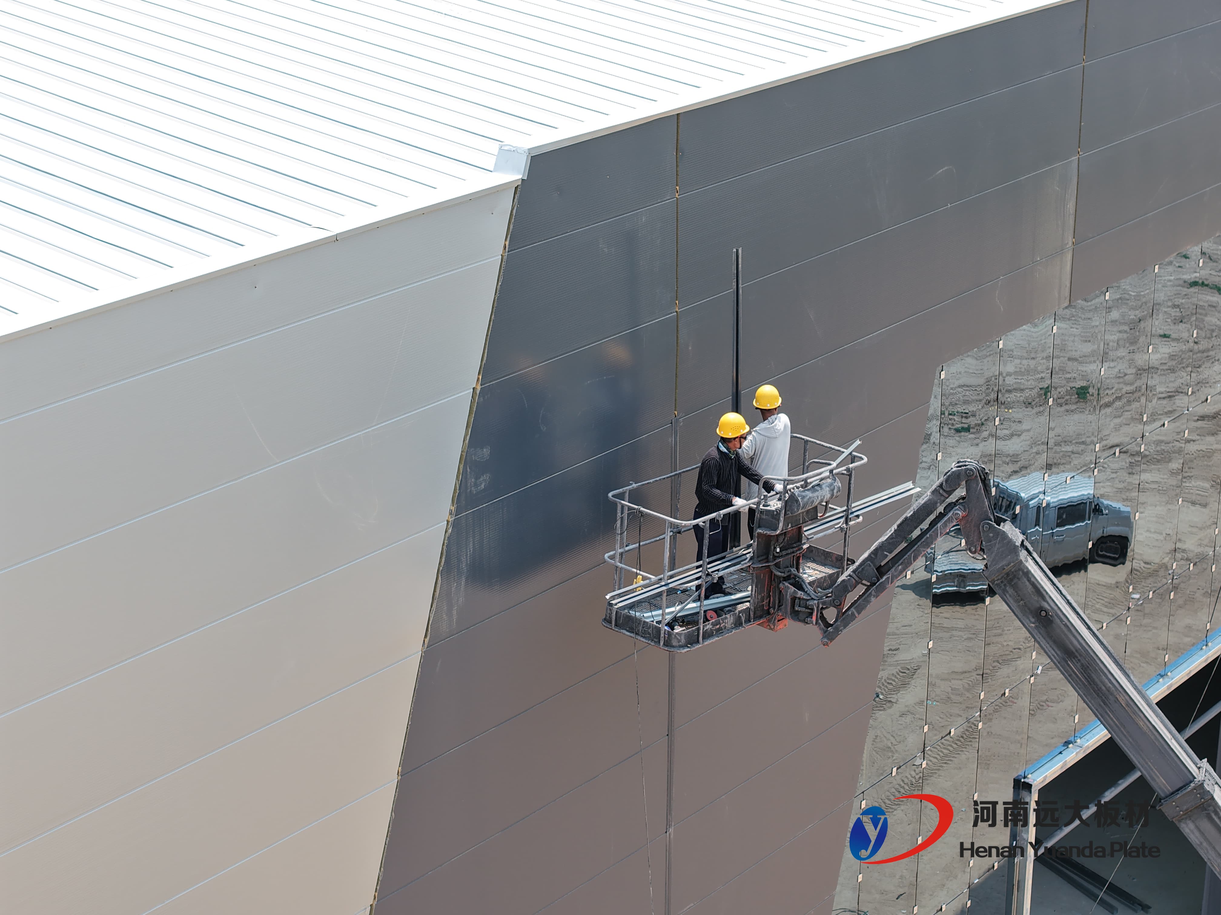 工業(yè)廠房預(yù)算告急？聚氨酯夾芯板快速安裝，幫你輕松省錢！ 時間就是金錢，速度就是效益！(圖2)