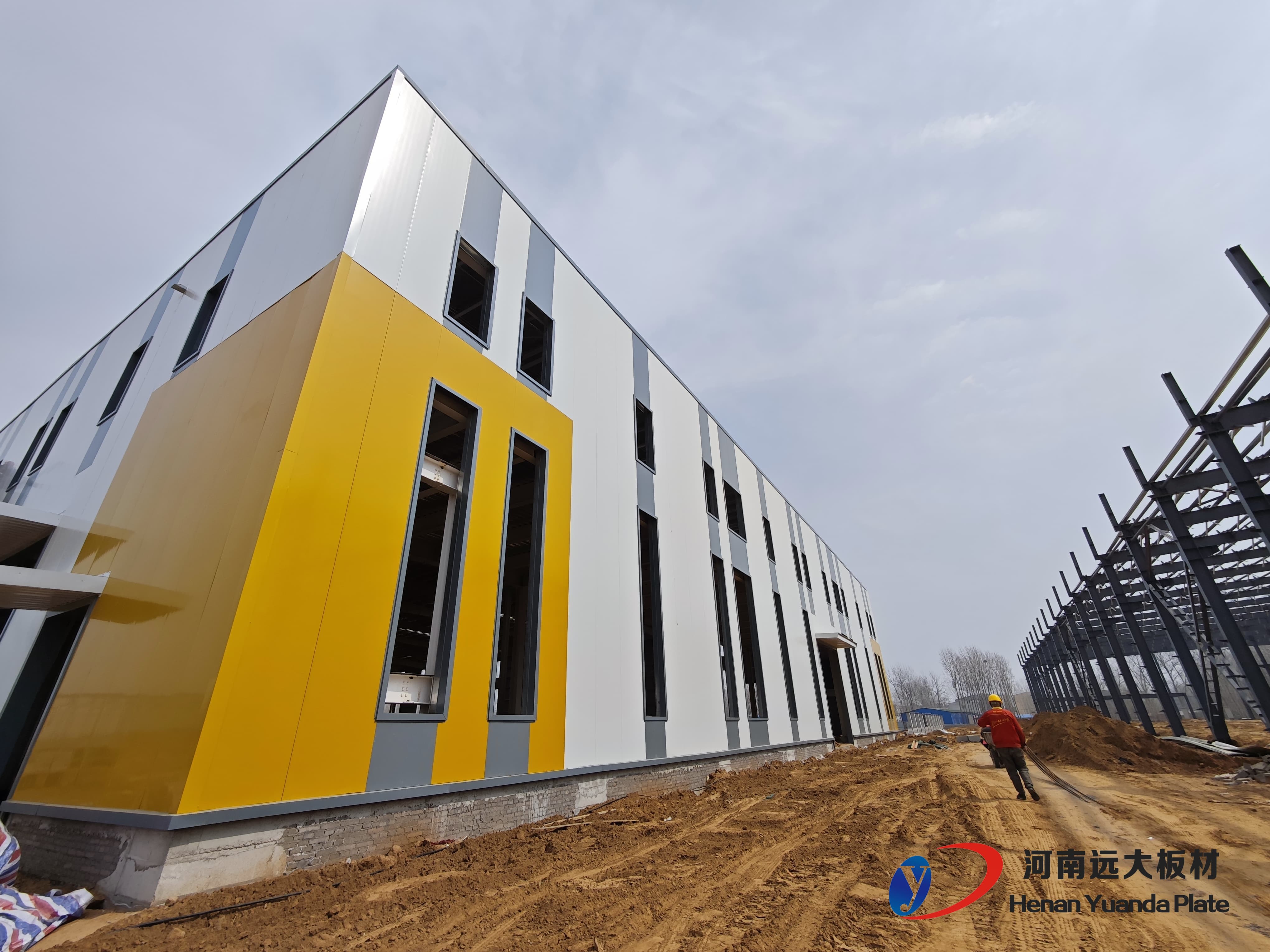 效率與性能的平衡之選：解析聚氨酯夾芯板為何主導(dǎo)工業(yè)建筑圍護(hù)系統(tǒng)(圖3)