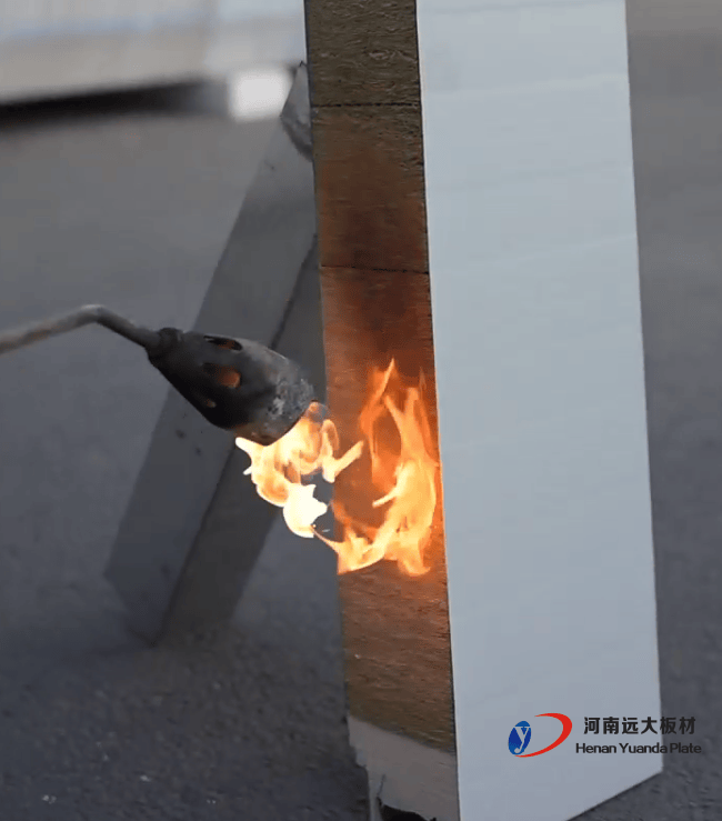 效率與性能的平衡之選：解析聚氨酯夾芯板為何主導(dǎo)工業(yè)建筑圍護(hù)系統(tǒng)(圖2)