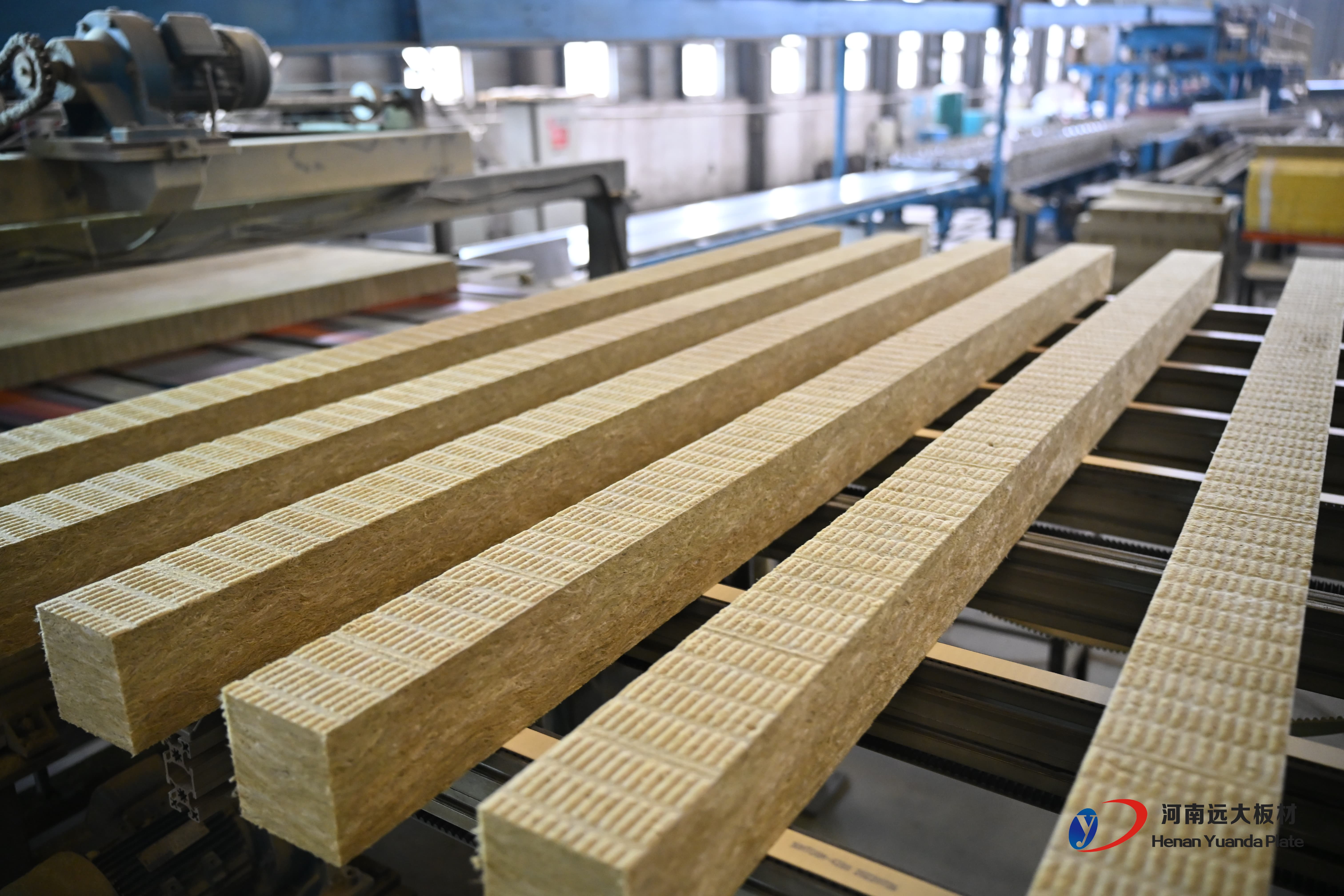 聚氨酯夾芯板技術(shù)解析:工業(yè)建筑圍護(hù)系統(tǒng)的優(yōu)選方案(圖1) 聚氨酯夾芯板技術(shù)解析:工業(yè)建筑圍護(hù)系統(tǒng)的優(yōu)選方案(圖1)