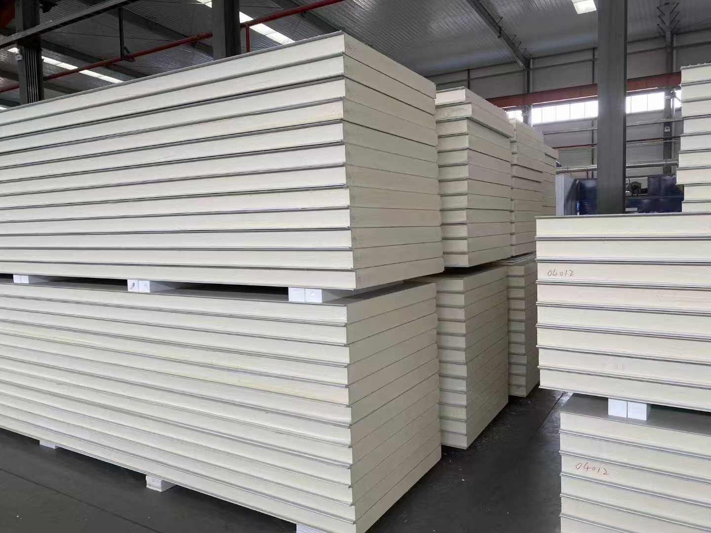 聚氨酯冷庫板：高效保溫，守護(hù)冷鏈安全的優(yōu)選材料(圖2)